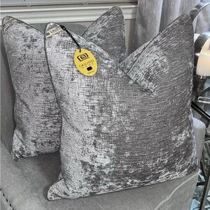 1-NWT CALLISTO HOME TEXTURE VELVET DECORATIVE PILLOW